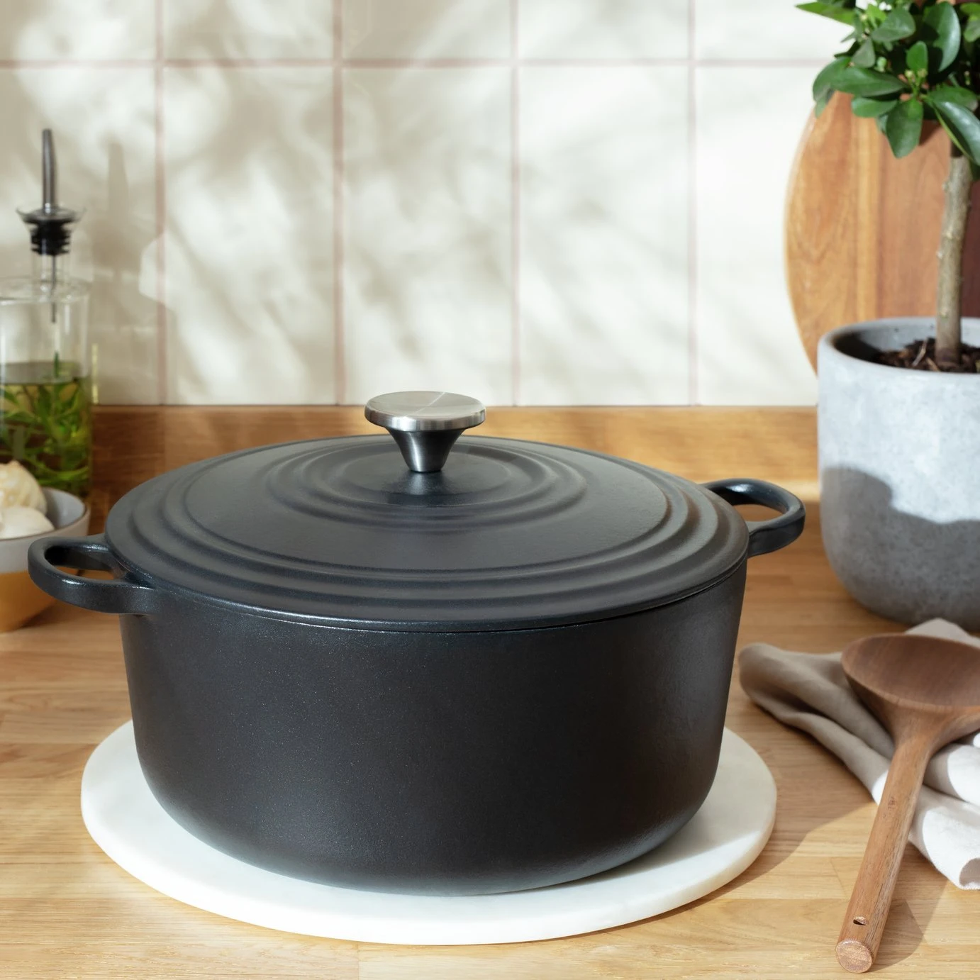 Habitat 5.3 Litre Cast Iron Casserole Dish - Black - Image 6