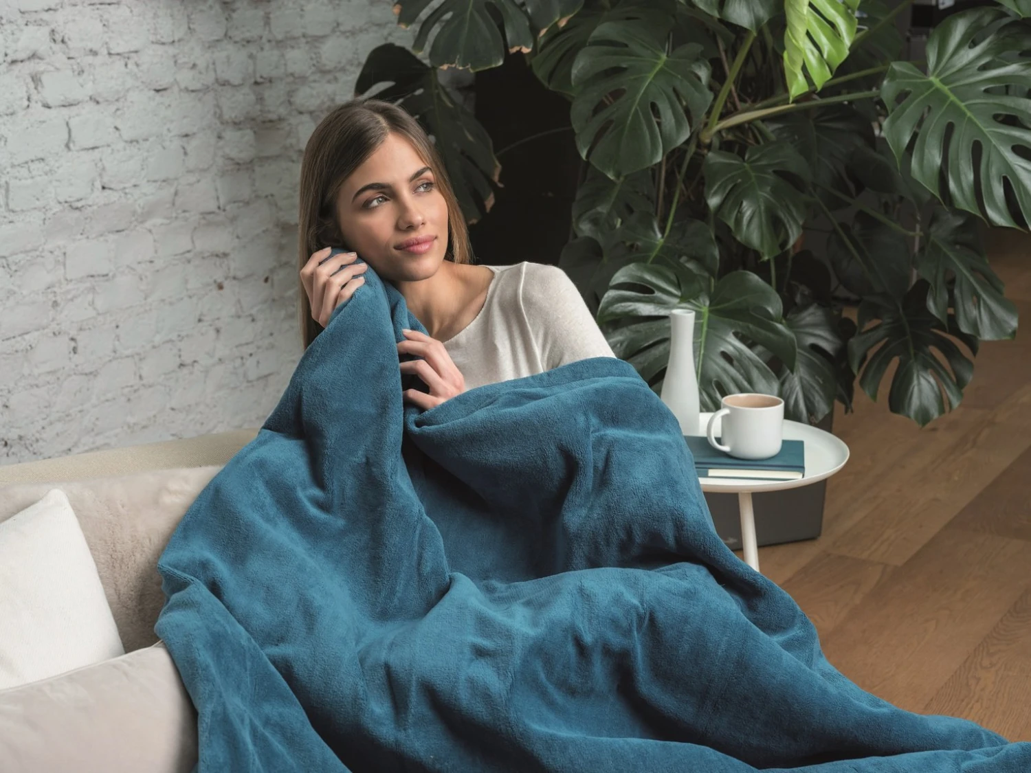 Dreamland Snuggle Up Teal Heated Throw - Large - Image 9